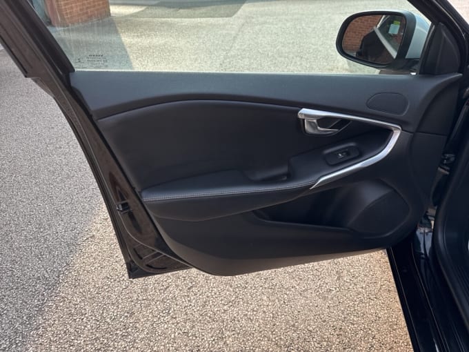 2025 Volvo V40