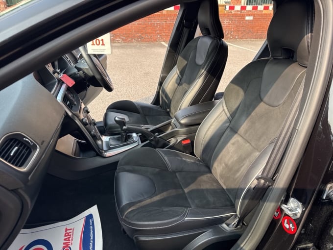 2025 Volvo V40