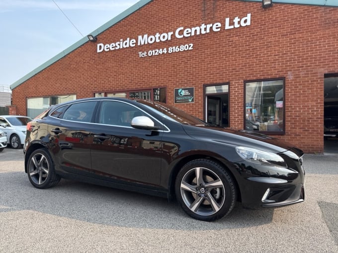 2025 Volvo V40