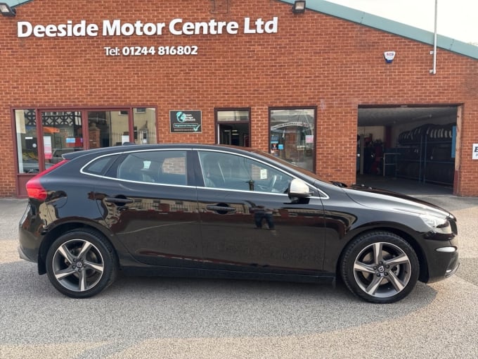 2025 Volvo V40