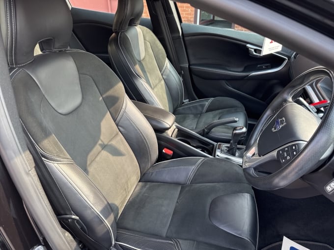 2025 Volvo V40