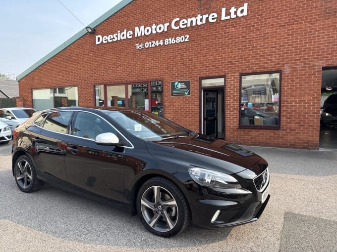 2025 Volvo V40