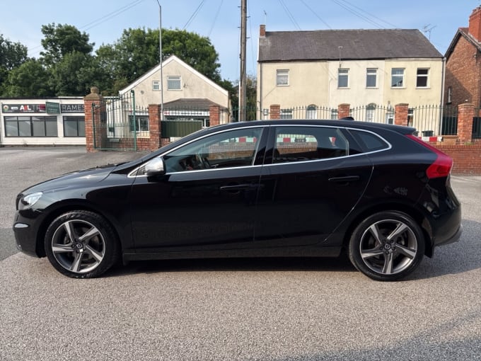 2025 Volvo V40