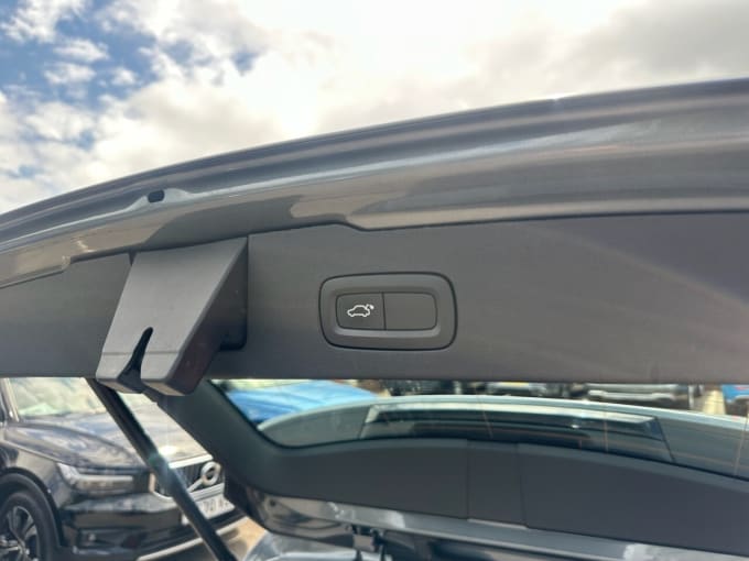 2025 Volvo V60