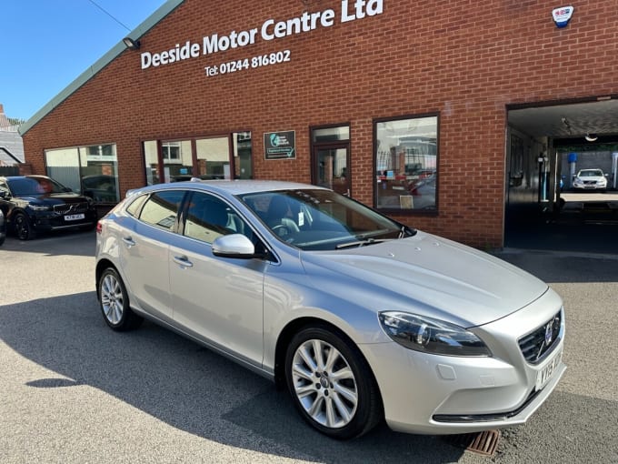 2025 Volvo V40