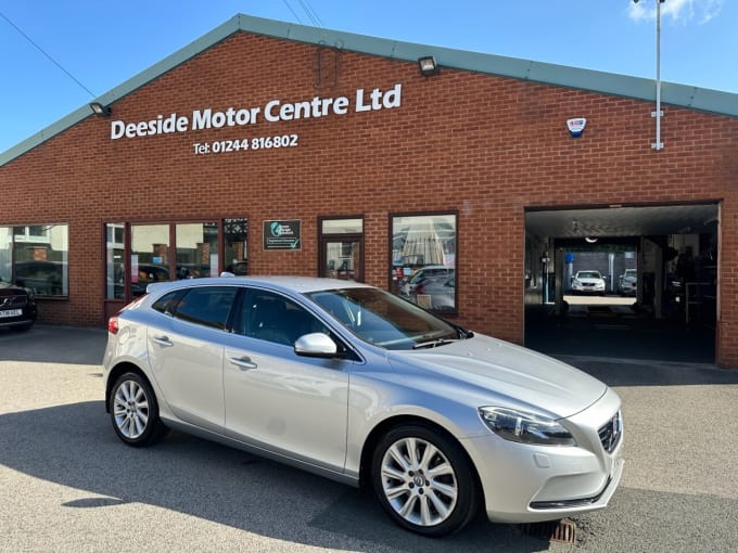 2025 Volvo V40