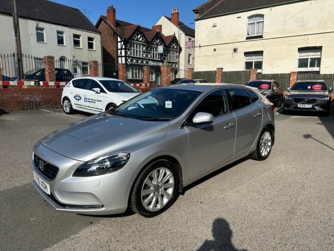 2025 Volvo V40