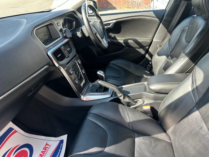 2025 Volvo V40