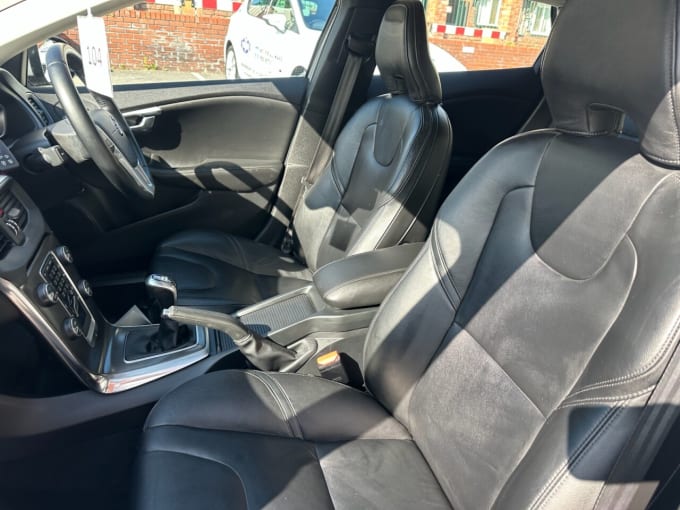 2025 Volvo V40