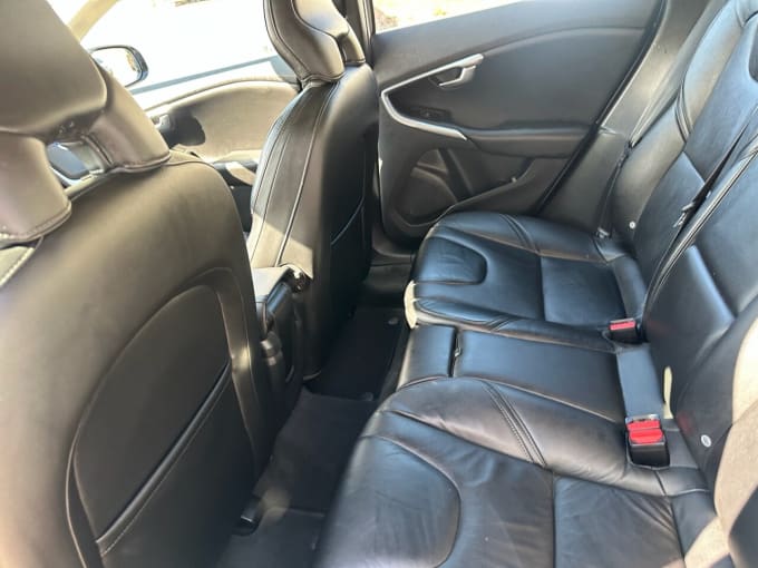 2025 Volvo V40