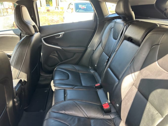 2025 Volvo V40