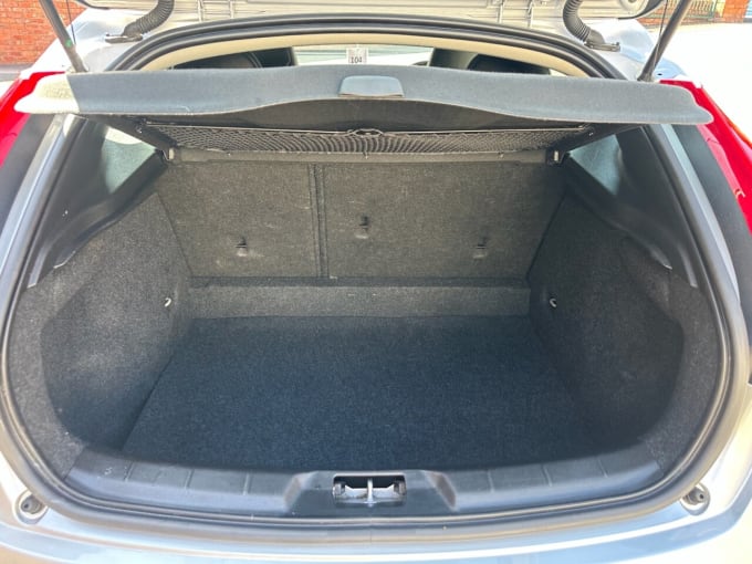 2025 Volvo V40