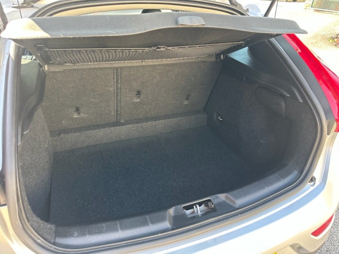 2025 Volvo V40