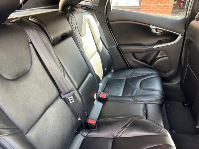 2025 Volvo V40