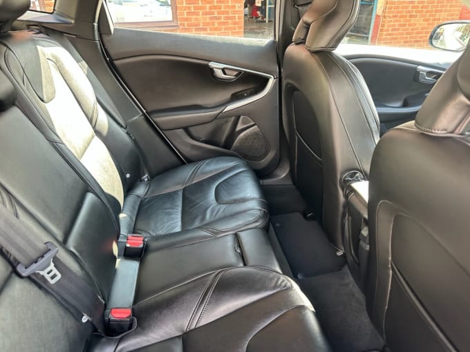 2025 Volvo V40