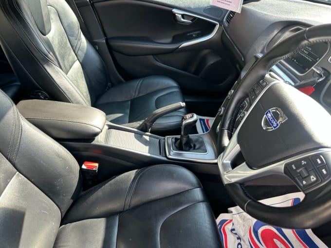 2025 Volvo V40