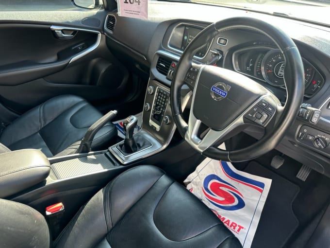 2025 Volvo V40