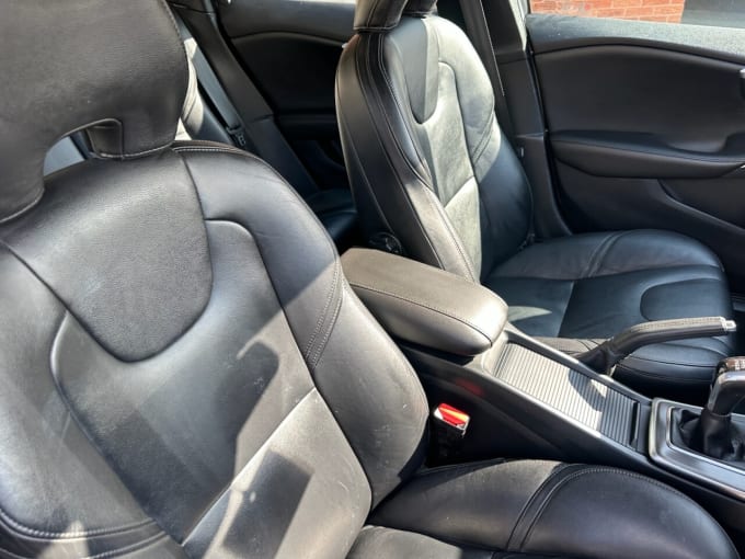 2025 Volvo V40