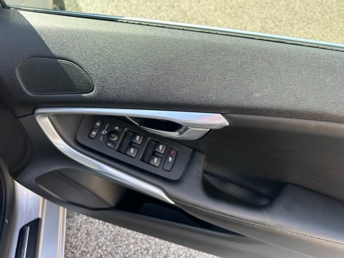 2025 Volvo V40
