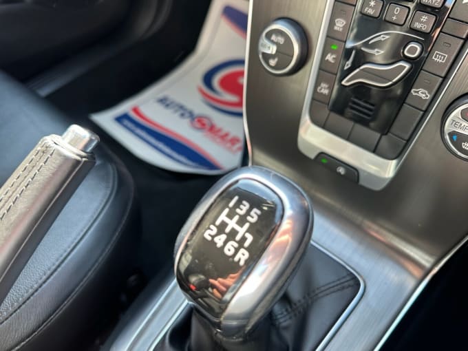 2025 Volvo V40