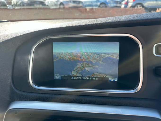 2025 Volvo V40