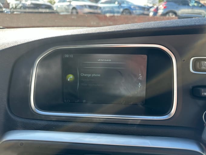 2025 Volvo V40