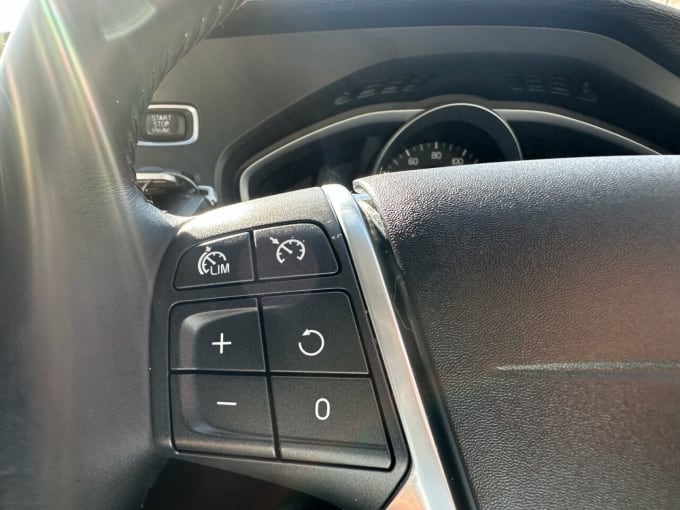 2025 Volvo V40