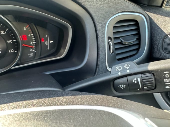 2025 Volvo V40