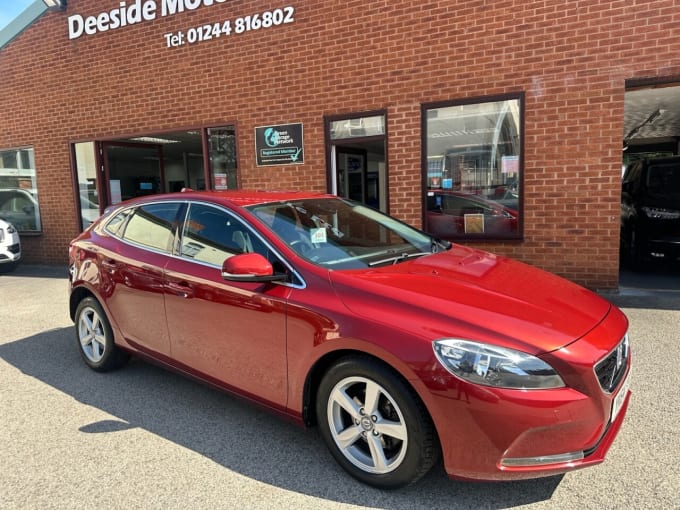 2025 Volvo V40