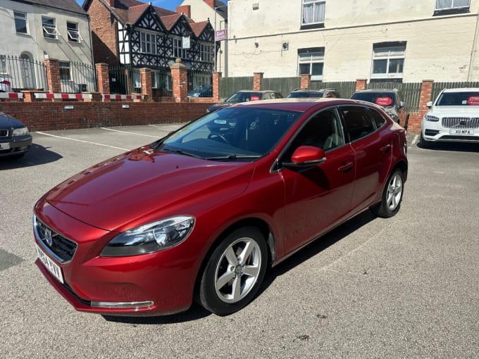 2025 Volvo V40