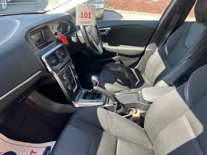 2025 Volvo V40