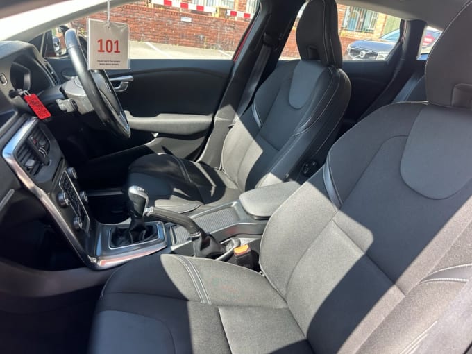 2025 Volvo V40