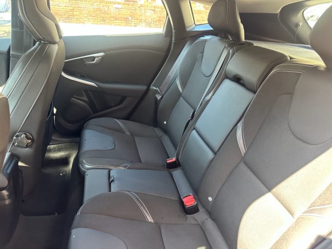 2025 Volvo V40
