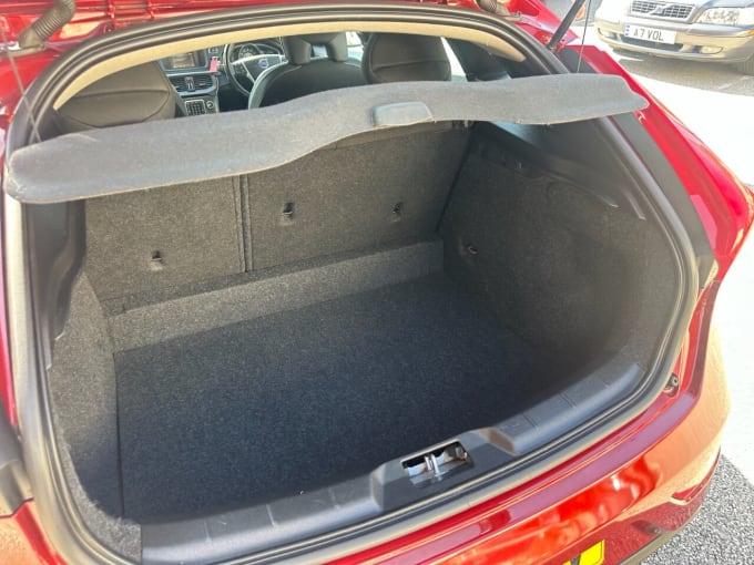 2025 Volvo V40