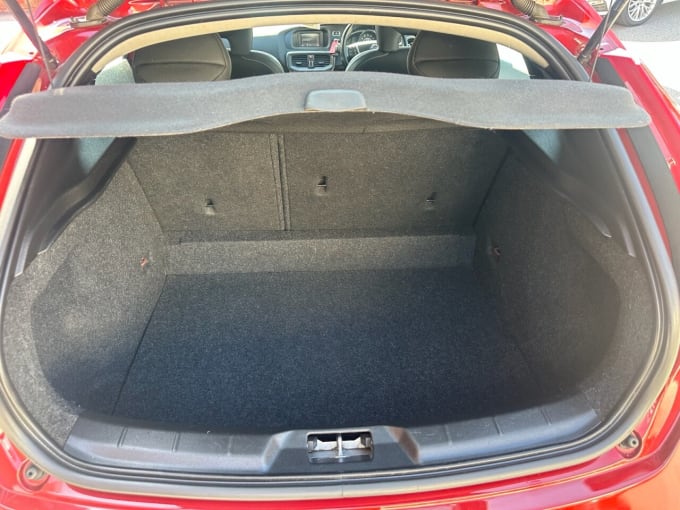 2025 Volvo V40