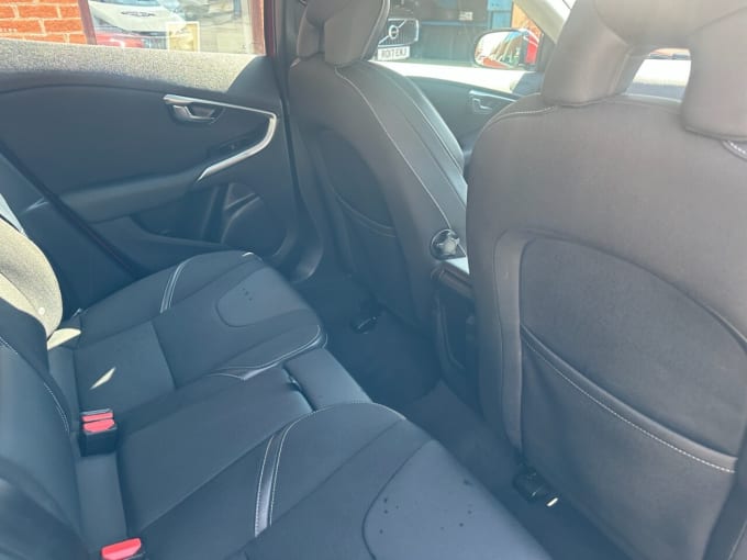 2025 Volvo V40