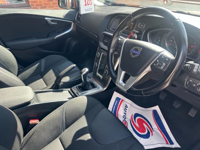 2025 Volvo V40