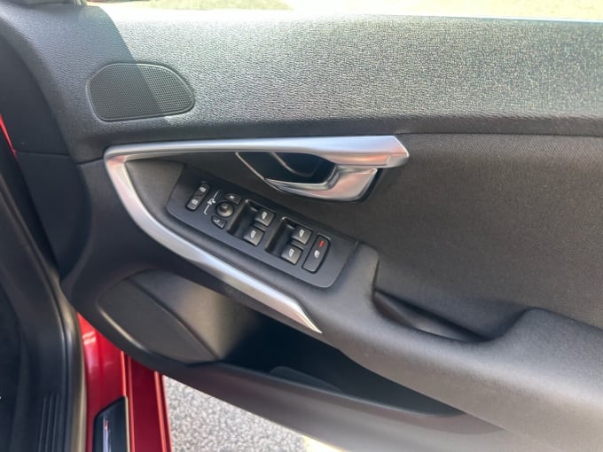 2025 Volvo V40