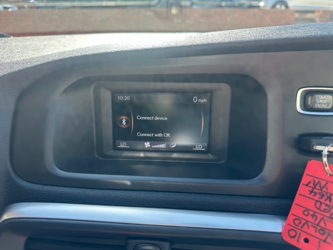 2025 Volvo V40
