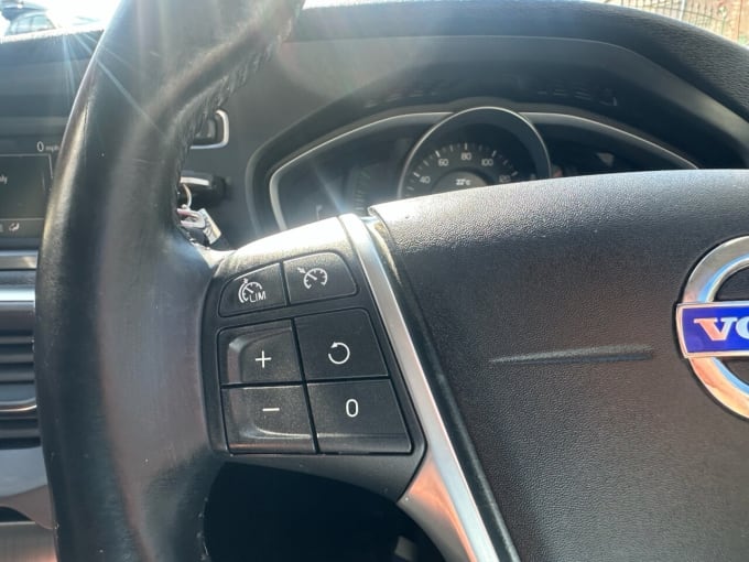 2025 Volvo V40