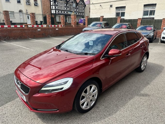 2025 Volvo V40