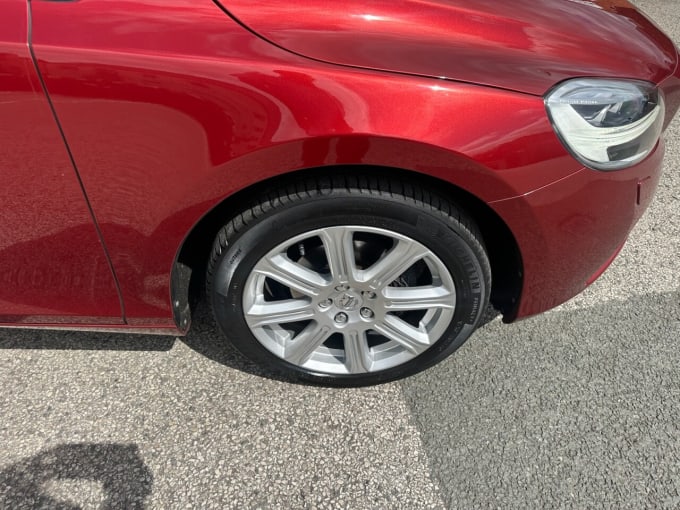2025 Volvo V40