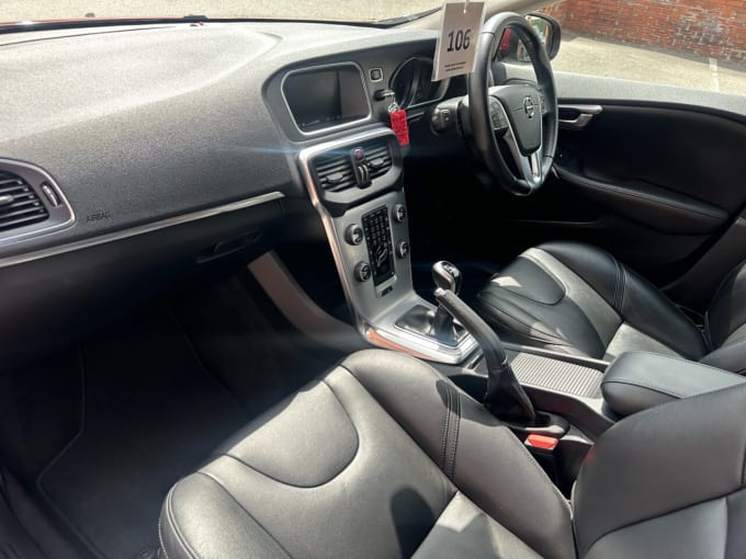 2025 Volvo V40