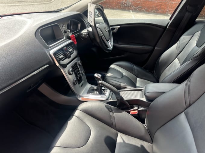 2025 Volvo V40