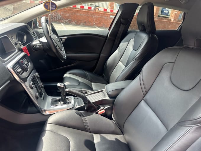 2025 Volvo V40