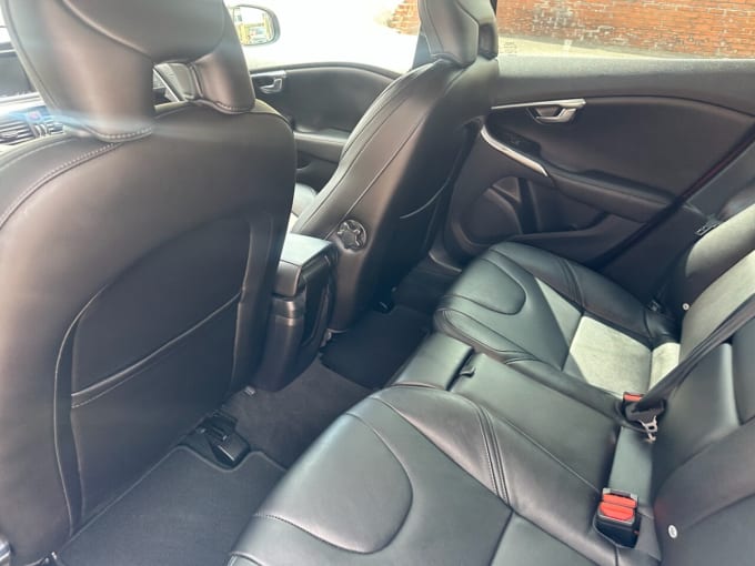 2025 Volvo V40