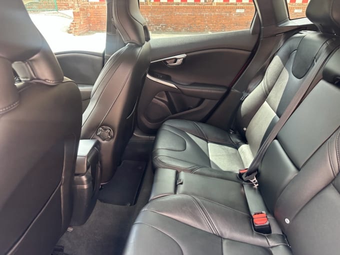 2025 Volvo V40