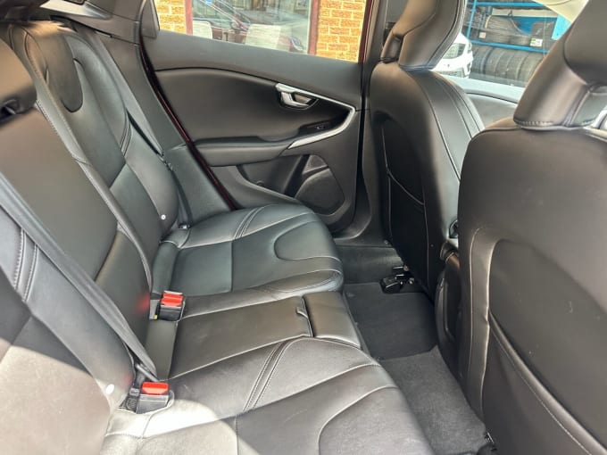 2025 Volvo V40