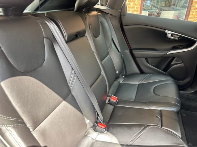 2025 Volvo V40