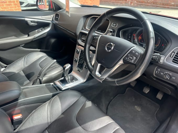2025 Volvo V40